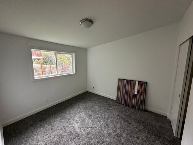 Building Photo - Stylish 4-Bed, 3-Bath Home in South Seattle
