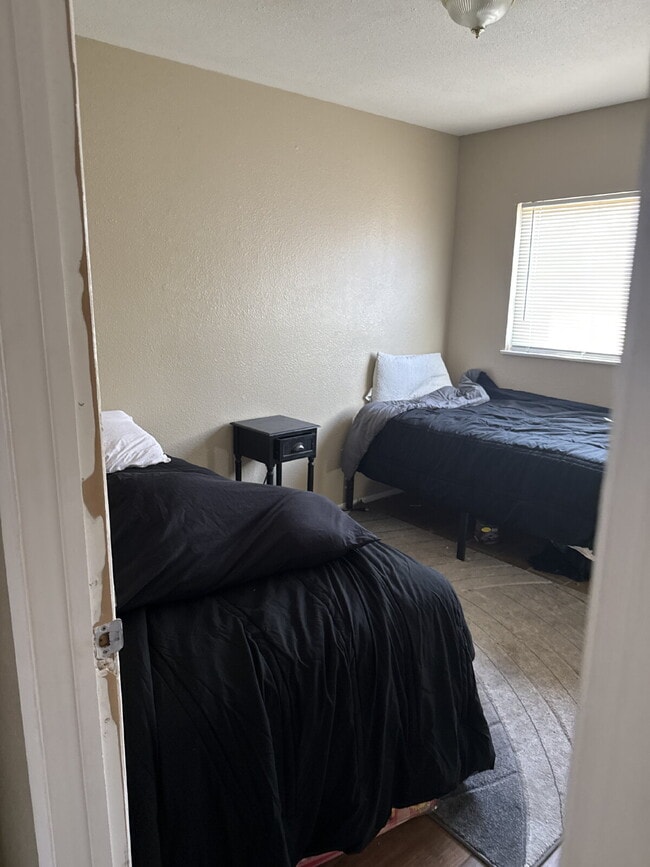 Building Photo - Don't miss out on this beautiful and spacious home!  Large back yard with detached workshop!