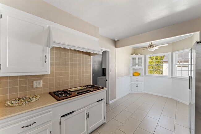 Building Photo - Single-story 3+3 in Woodland Hills w/appli...