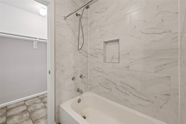 Building Photo - 6138 Kenilwood Dr