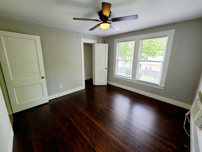 Building Photo - Remodeled 1 Bed, 1 Bath 4-Plex Craftsman A...