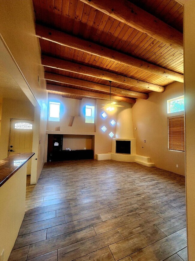 Building Photo - 4 bedroom 2.5 bath far NE Heights