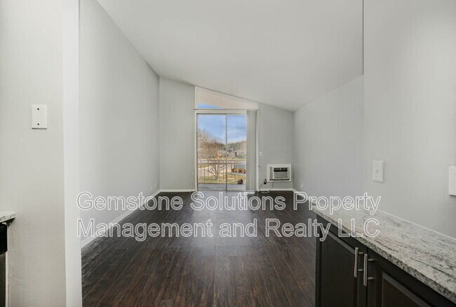 Building Photo - 613 Hillsboro Rd