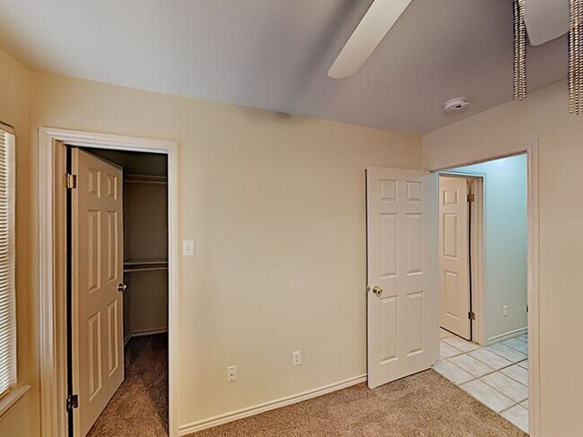 Building Photo - *No Application Fee* *$500 off first month...