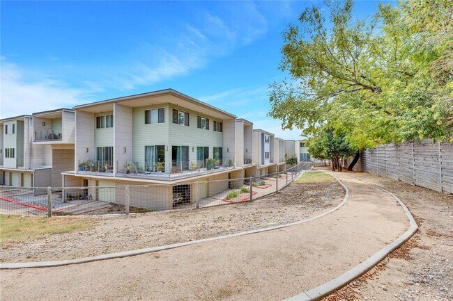 Building Photo - 604 N Bluff Dr