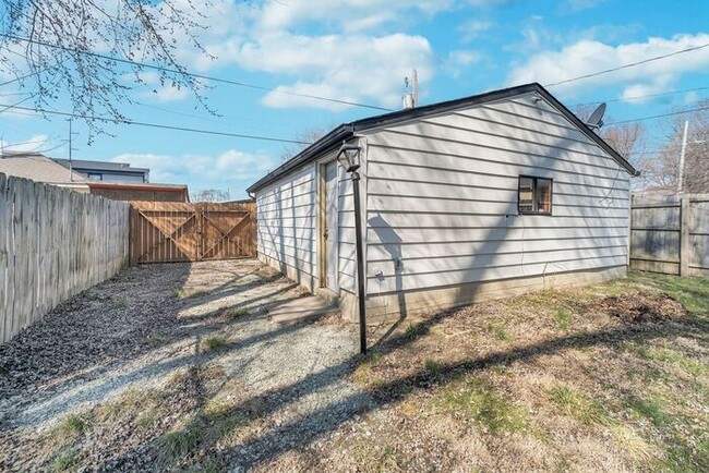 Building Photo - Charming 3-Bedroom Bungalow with Updated K...