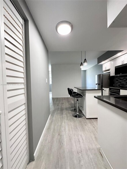 Building Photo - 999 Brickell Bay Dr