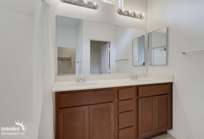 Building Photo - Modern 2Bdm 2Ba Condo in Desirable Chula Vista Community!