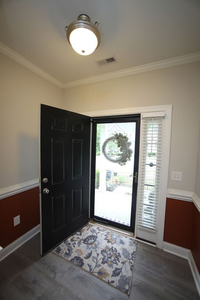 Building Photo - 709 Lone Pine Loop