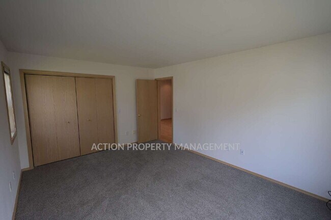 Building Photo - 2 bed + office, 2 bath, 2 car garage condo in Sunland