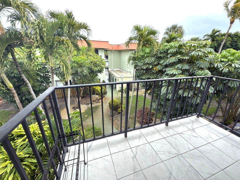 Balcony - 805 W Oakland Park Blvd