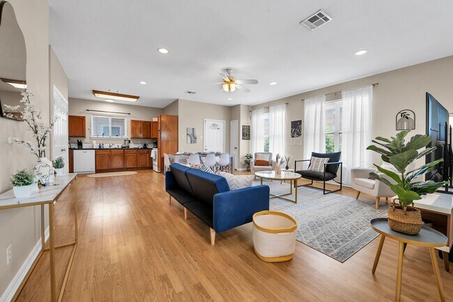 Building Photo - 1425 E James St