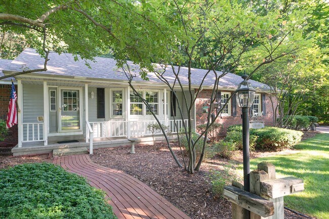 Building Photo - Beautiful 3BD/2.5BA Ranch in Park-like Set...