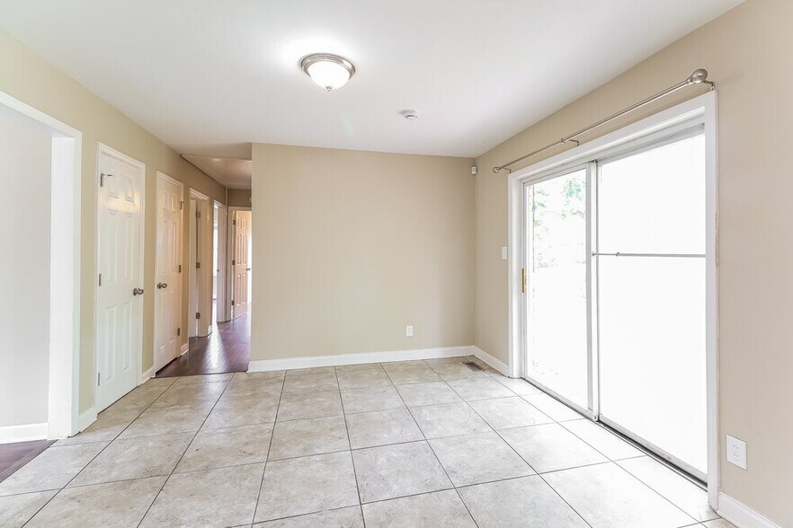 Building Photo - 511 Derrydowne Dr