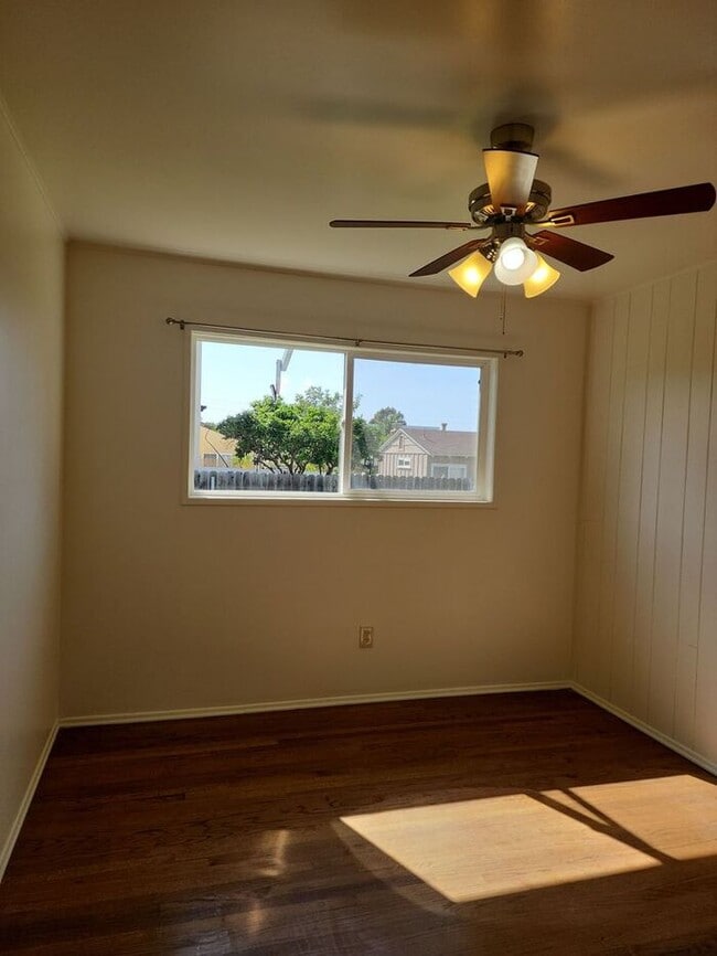 Building Photo - 1/2 Off 1St Month!! Vintage 1BR/BA Cottage with Garage and HUGE yard For Rent