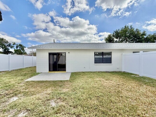 Building Photo - 5212 Peach Ave