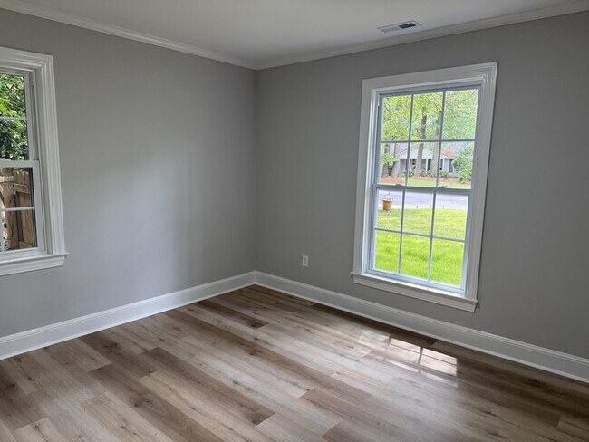 Building Photo - 117 Greenwood Dr