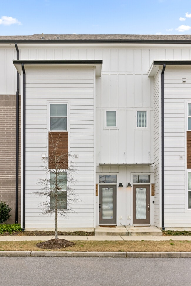 Building Photo - 1585 Sinclair Ave