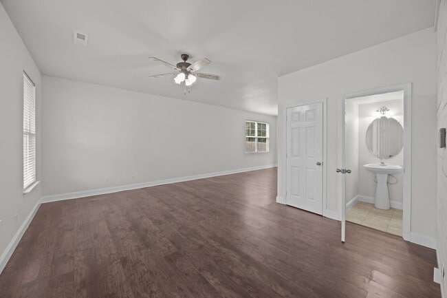 Building Photo - Charming Summerville Rental