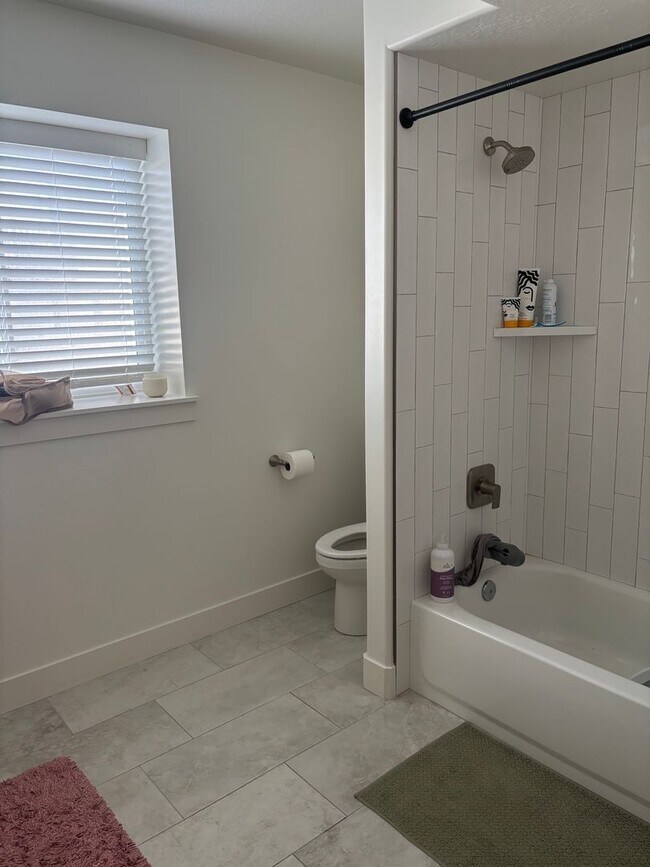 Building Photo - Beautiful remodeled home with fenced backyard and 2 car garage