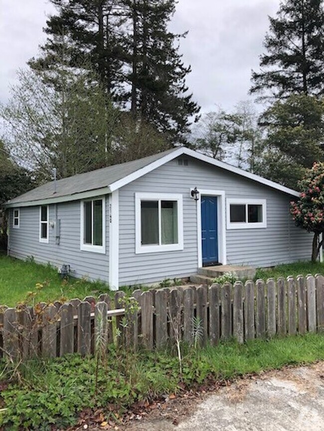 Building Photo - Super Cute Small, Home in McKinleyville