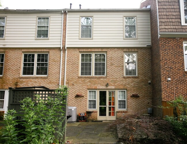 Building Photo - Crofton Triangle Townhome