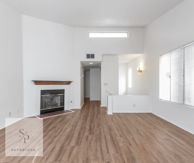 Building Photo - "Charming 2-Bed, 2-Bath Townhouse with 999...