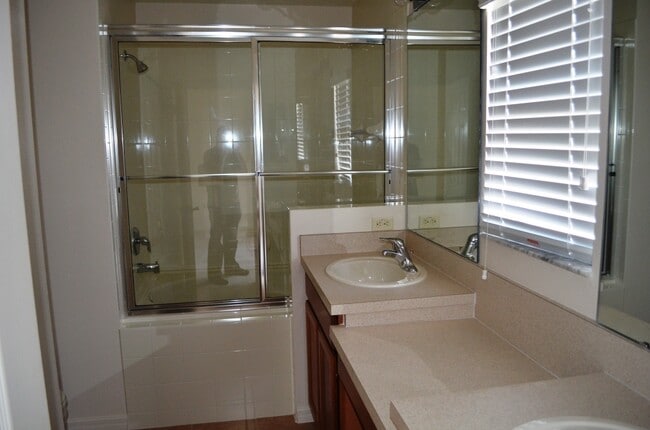 Building Photo - Spacious 3-Bedroom, 2.5-Bath Townhouse wit...