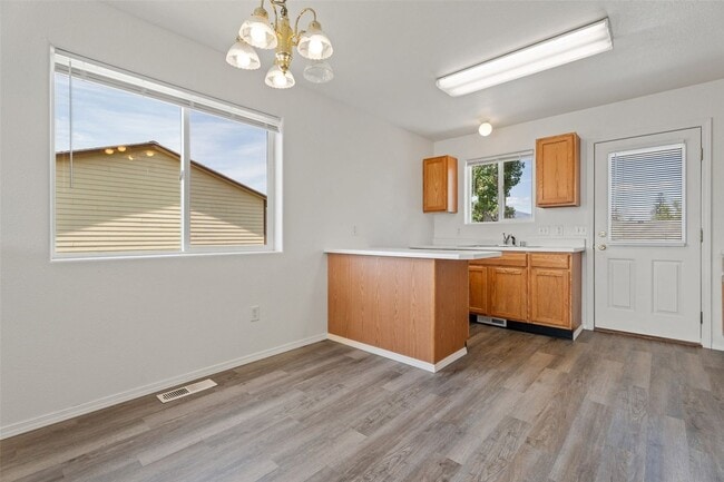 Building Photo - 813