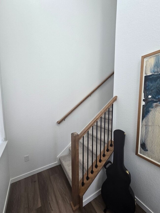 Building Photo - Spacious 4B/3B Available Early April!