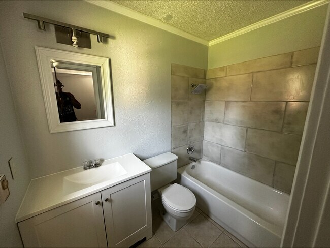 Master Bath - 137 Lullwood Dr