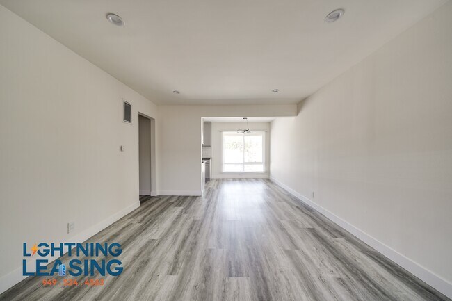 Building Photo - 532 E Arbor Vitae St