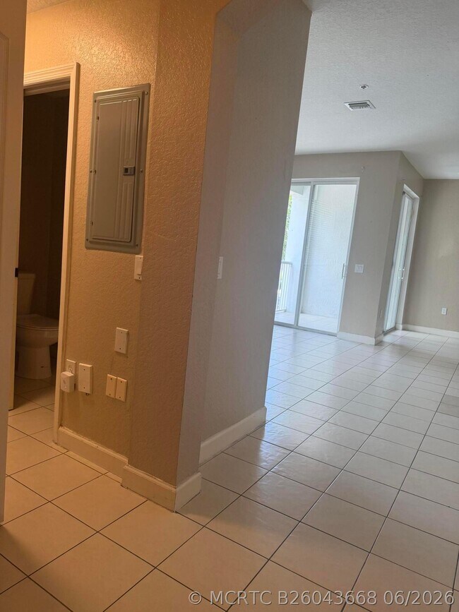 Building Photo - 1121 Shoma Dr