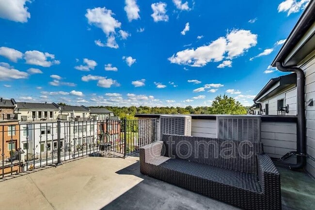 Building Photo - 10821 Symphony Park Dr