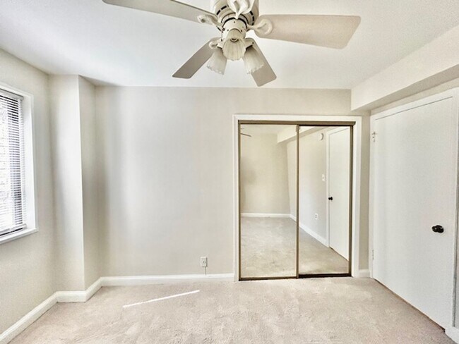 Building Photo - Great location, 1 BR 1 BA in-unit laundry ...