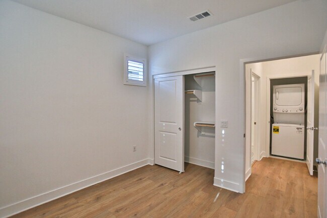 Building Photo - 5 Bedroom SFR in Irvine