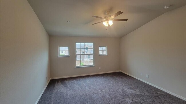 Building Photo - 3333 Solana Cir