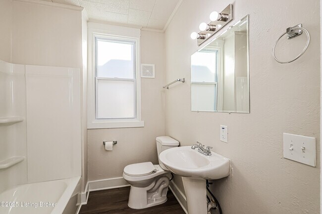 Building Photo - 218 S 41st St