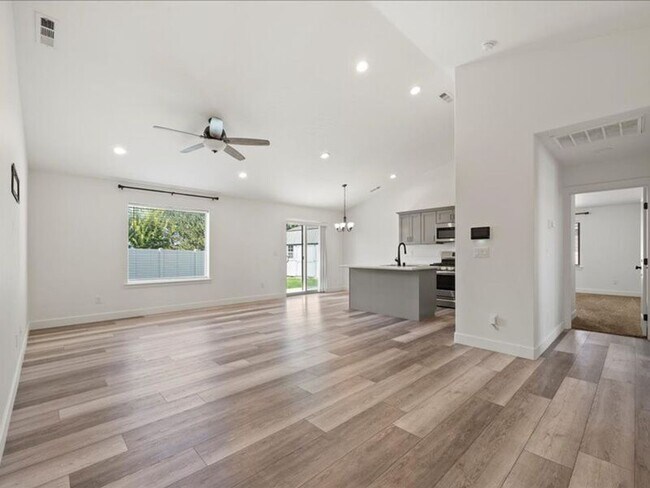 Building Photo - 1016 S Blueberry Pl