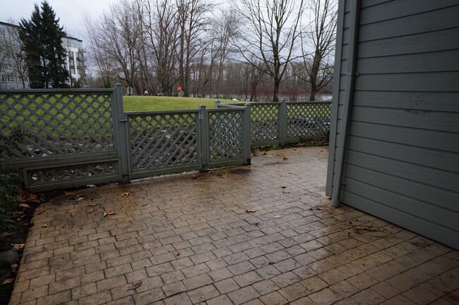 Building Photo - S. Landing 2 bedroom condo with Willamette...