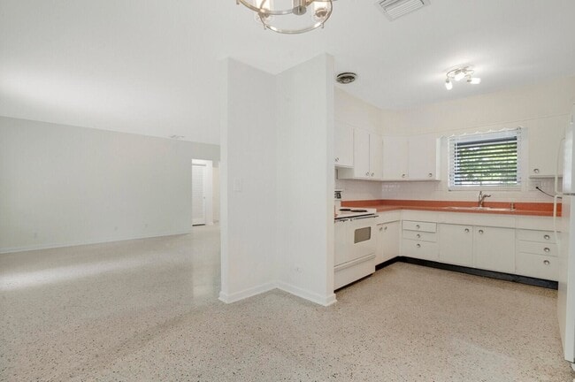 Building Photo - 3410 Poinsettia Ave