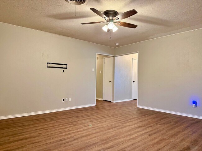 Building Photo - House For Rent