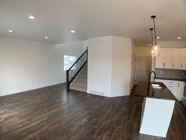 Building Photo - 3 Bed 2.5 Bath Single Family Home