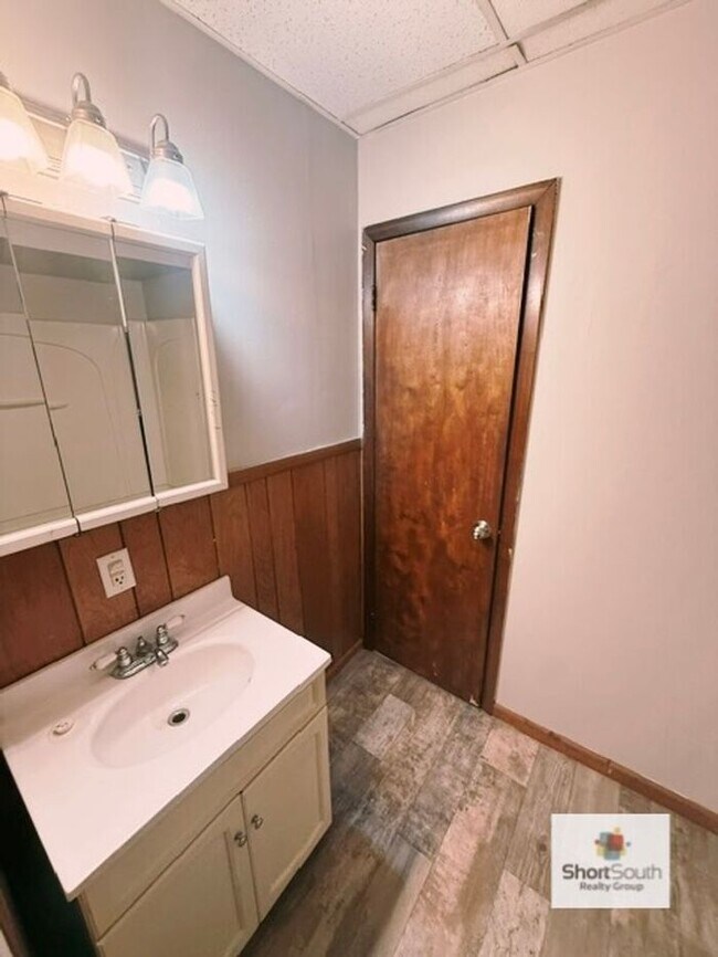 Building Photo - Updated 2 bed 1 bath main floor apartment
