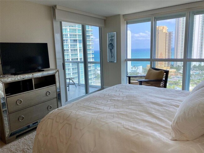 Building Photo - 16500 Collins Ave