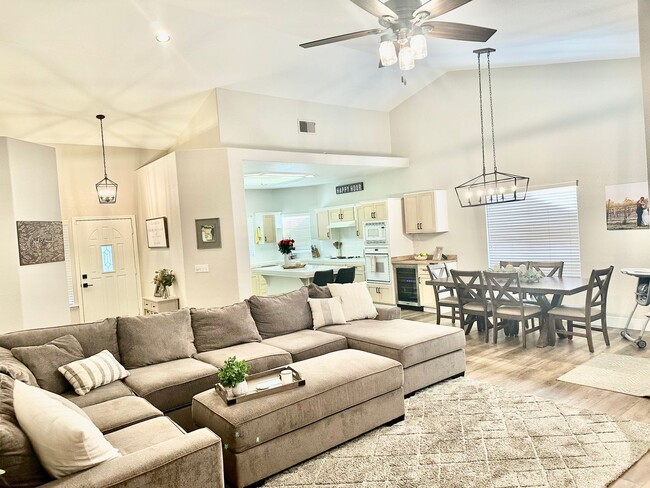 Building Photo - Updated North Fresno 3/2