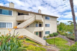 Building Photo - Updated Lower Level Condo in gated Vista Way Village!