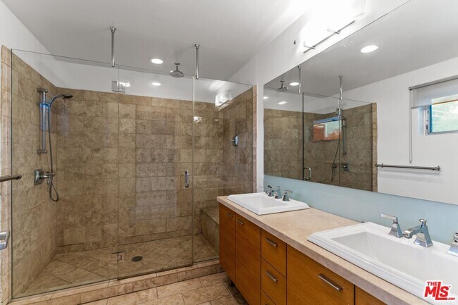 Building Photo - 6615 Melrose Ave