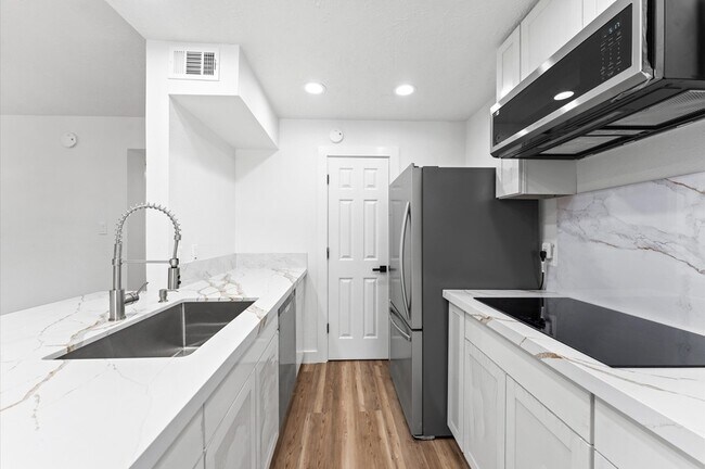 Building Photo - 17331 Red Oak Dr