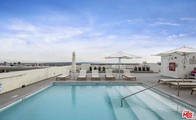 Building Photo - 838 N Doheny Dr